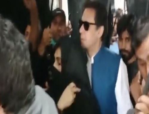 तोशाखाना भ्रष्टाचार मामले में पाकिस्तान के पूर्व प्रधानमंत्री इमरान खान और उनकी पत्नी को 14 साल की जेल
